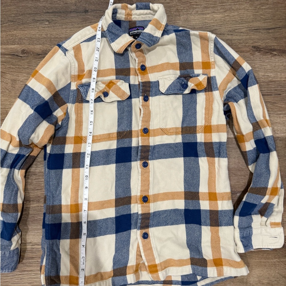 Patagonia Men's Blue and Tan Plaid Flannel shirt